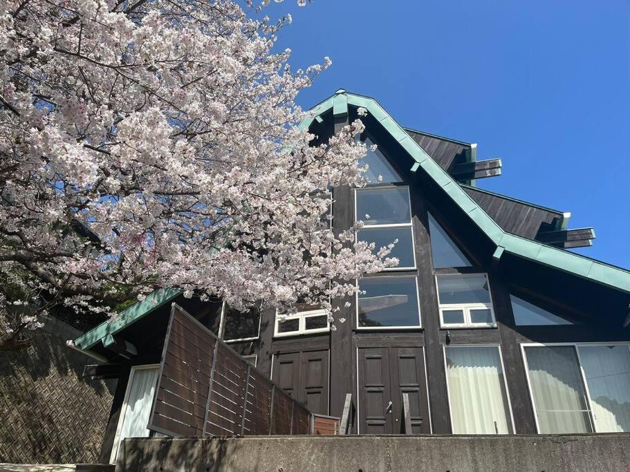 Holiday home 日本の松を贅沢に使った特別感のある別荘 Lemon *